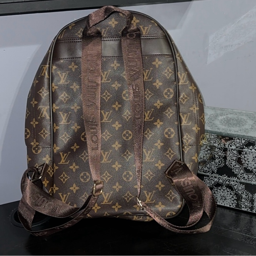 ❤️‍🔥 Backpack ❤️‍🔥 - Picture 2 of 6